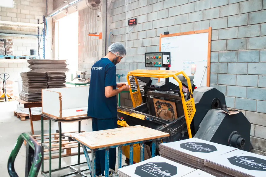 Caixas impressas saindo da máquina
