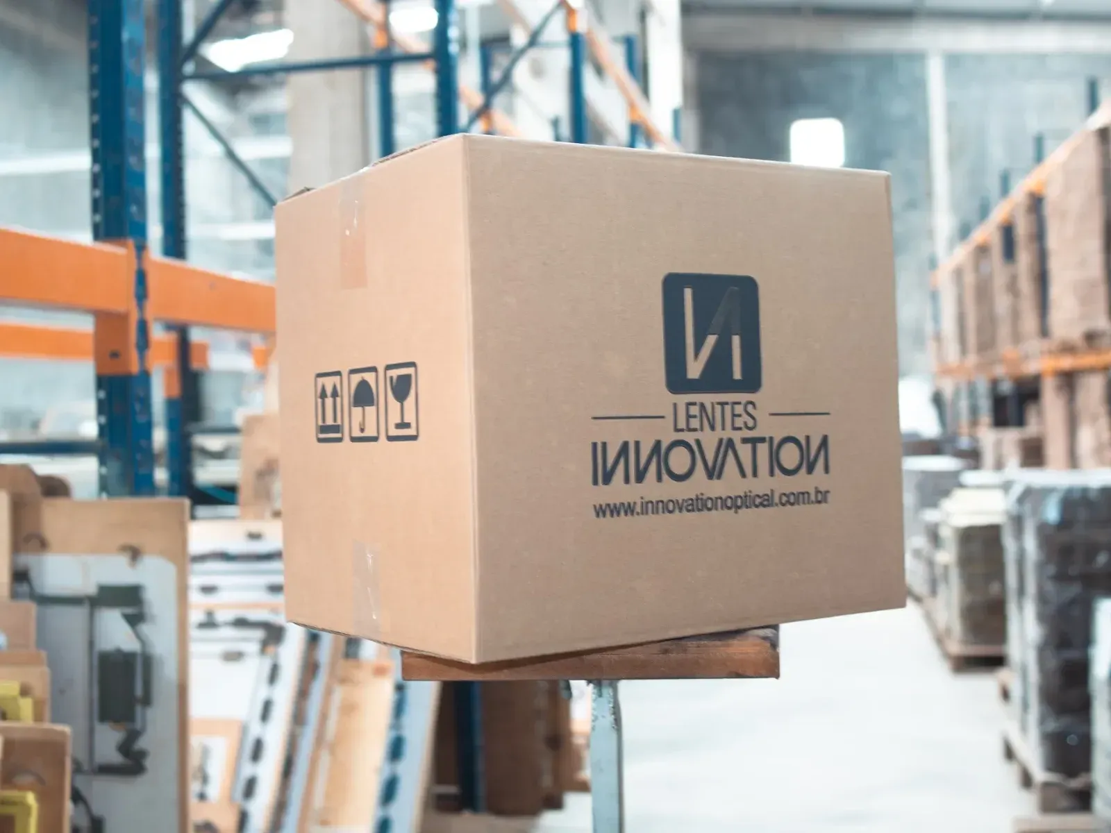 Caixa baú personalizada com a marca Lentes Innovation