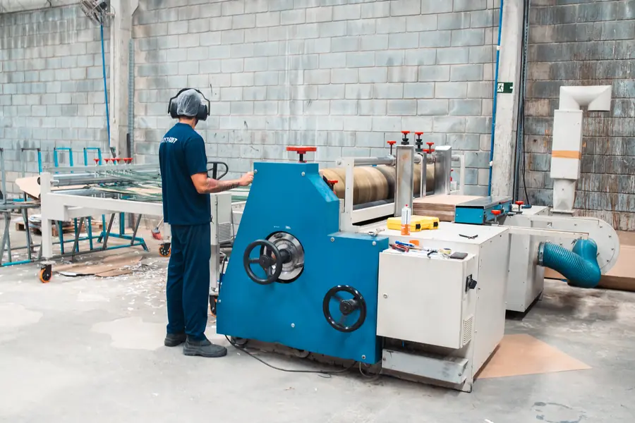Operador na máquina de impressão