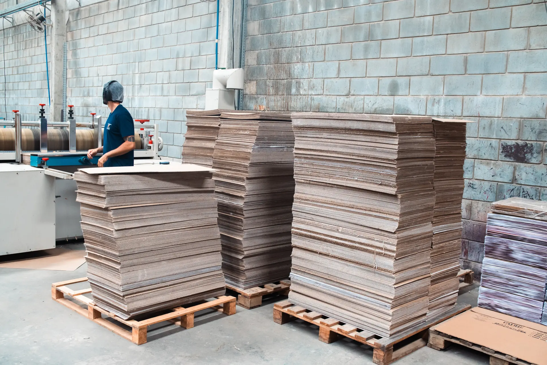 Pilhas de chapas de papelão ondulado prontas para a produção