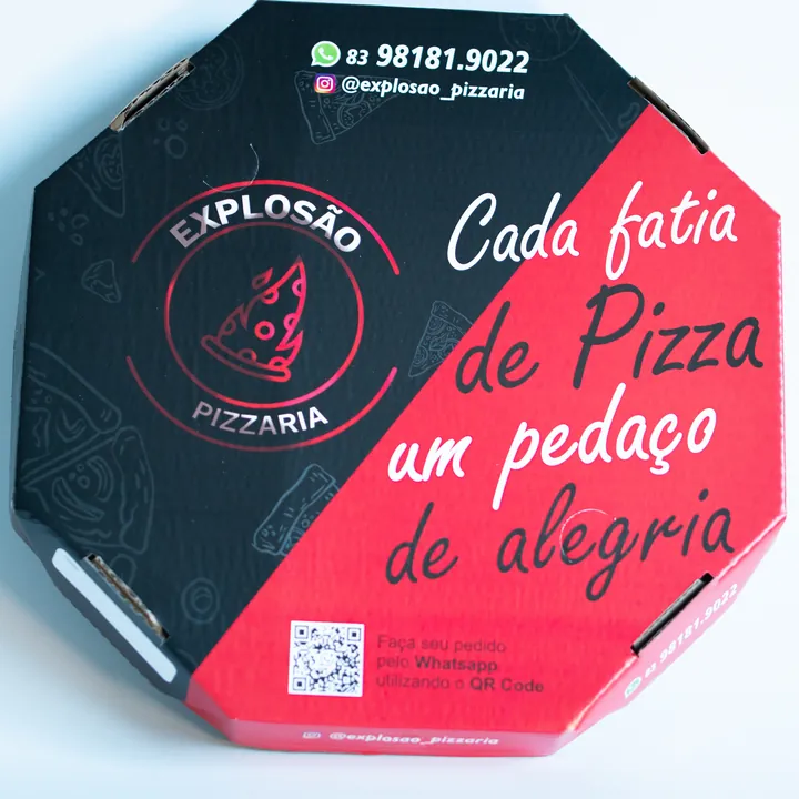 Caixa de pizza vermelha e preta da Explosão Pizzaria