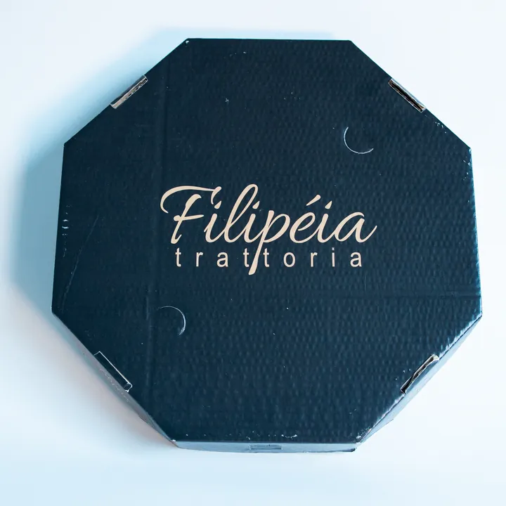 Caixa de pizza preta com dourado da Filipéia Trattoria
