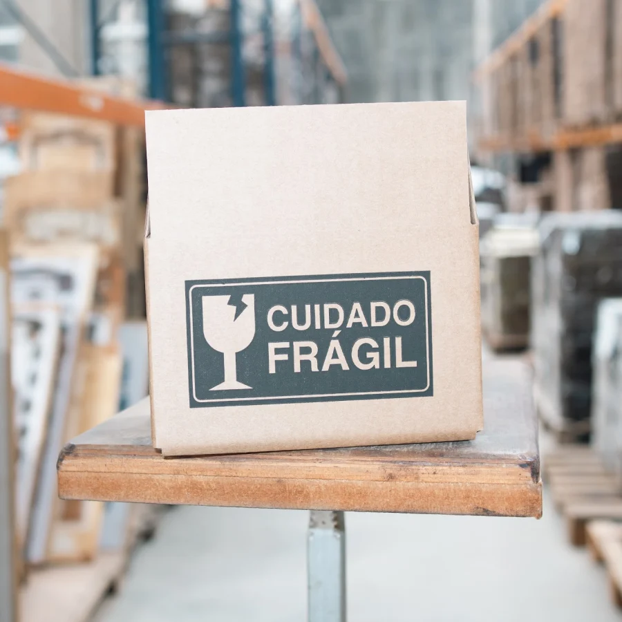 Caixa com a impressão cuidado frágil