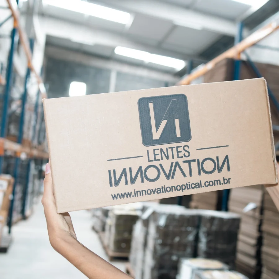 Caixa baú personalizada da Lentes Innovation vista de frente