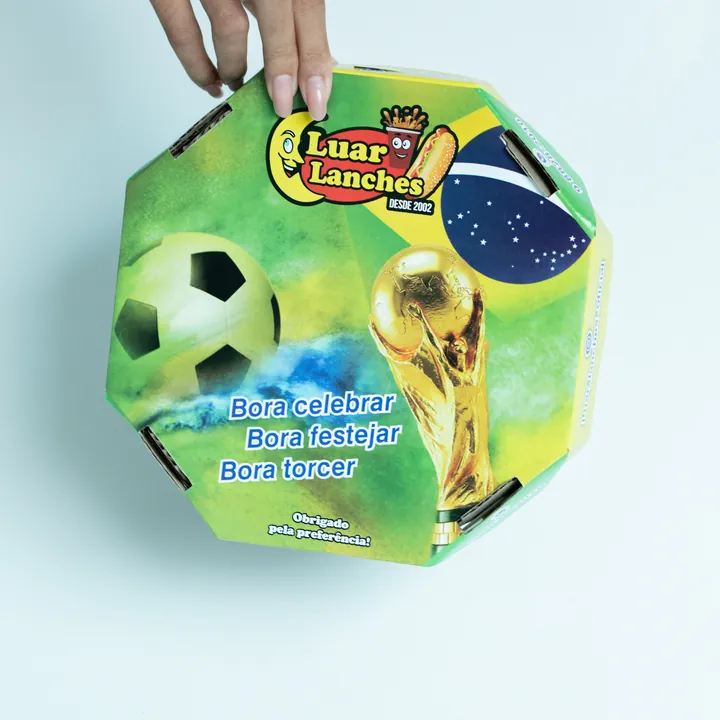 Caixa de pizza da Luar Lanches com arte da Copa