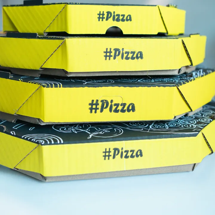 Caixas de pizza amarelas empilhadas
