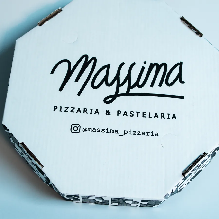 Caixa de pizza da Massima com impressão em cor chapada